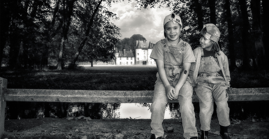 Photo de 2 enfants assis dans un parc